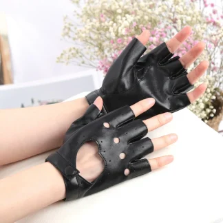 Hollow Fingerless Gloves with Heart Shape