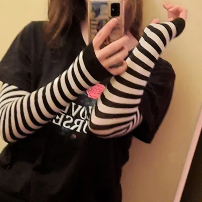 Classic Fingerless Gloves with Stripe Pattern - Image 2
