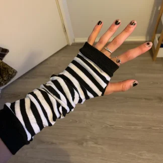 Classic Fingerless Gloves with Stripe Pattern